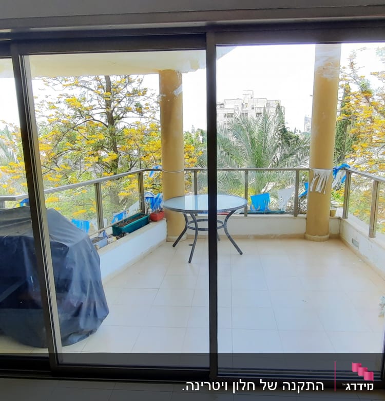 דלתות הזזה מאלומיניום עם מסגרת זכוכית במרפסת